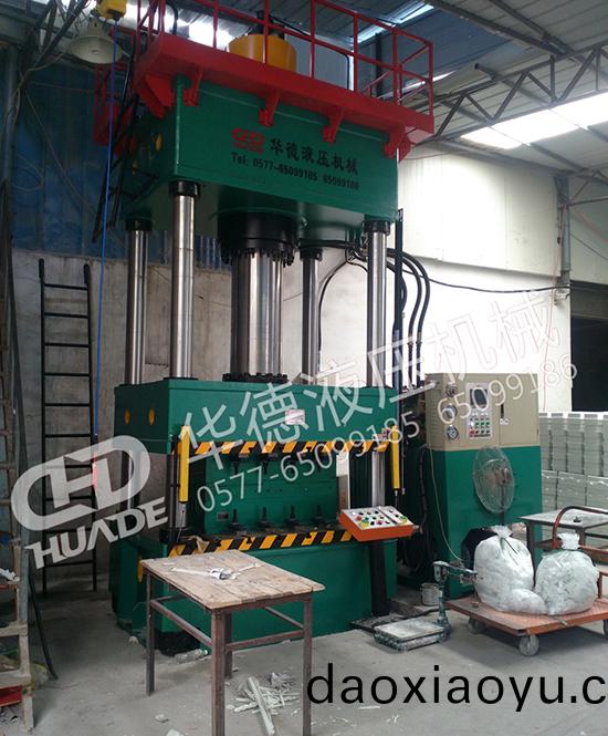 HDY71係(xi)列四(si)柱液(ye)壓機(ji)